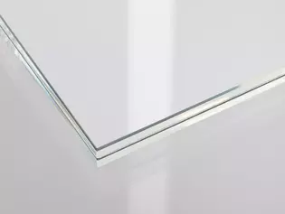 Die Abbildung zeigt ein Glasdetail des Dekors Clarity 510 aus Verbundsicherheitsglas VSG in Weißglas PURE WHITE.