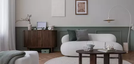 Die Abbildung zeigt einen modernen Wohnraum mit grünen Details.