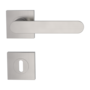 Freigestelltes Produktbild im idealen Blickwinkel fotografiert zeigt die GRIFFWERK Rosettengarnitur eckig AVUS in der Ausführung Buntbart - Samtgrau - Schraubtechnik