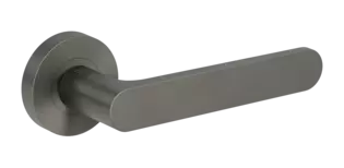 Product image rose set AVUS mortice lock cashmere grey screw on technique turned to the right Isolated product image in the right-turned angle shows the GRIFFWERK rose set AVUS in the version mortice lock - cashmere grey - screw on technique