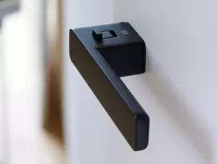 Door handle R8 One smart2lock in graphite black The picture shows the Griffwerk door handle R8 One smart2lock in graphite black from the side.