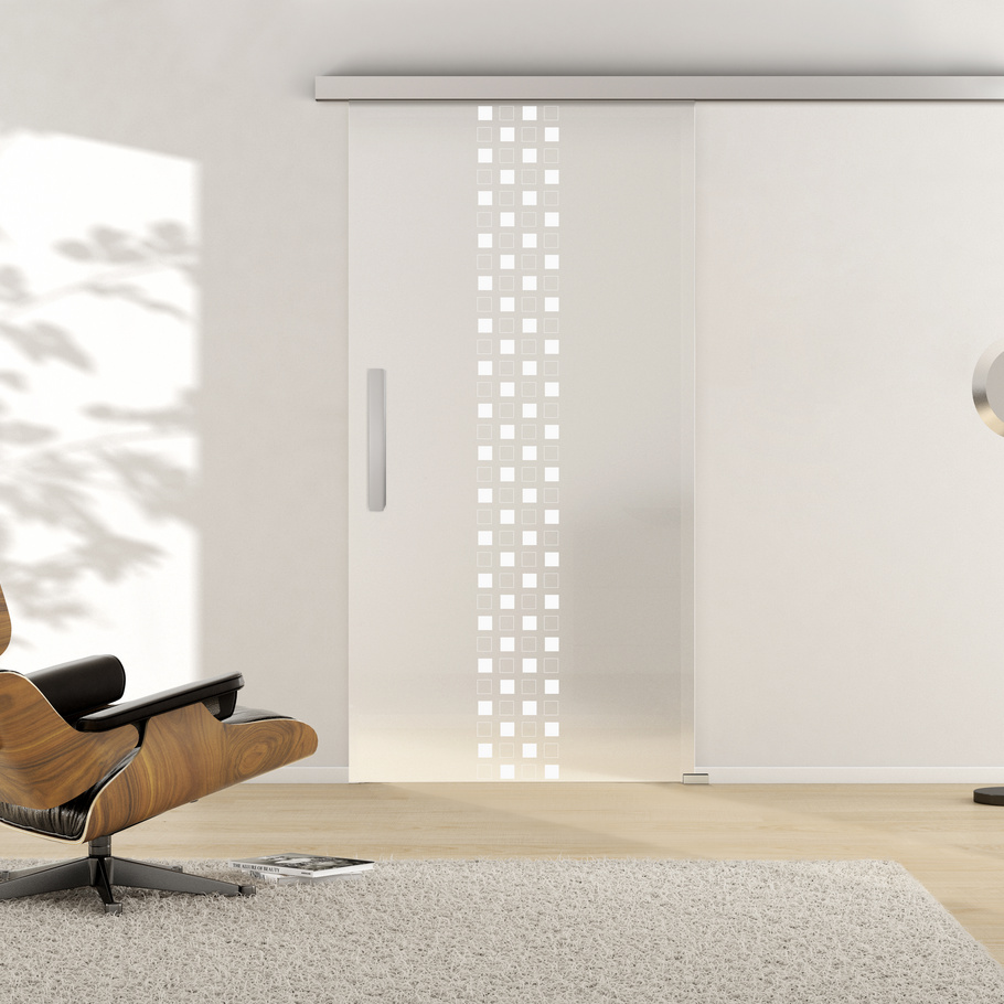 Ambientebild in Wohnraumsituation illustriert die Griffwerk Glasschiebetür CLASSIC 663 in der Ausführung ESG PURE WHITE matt