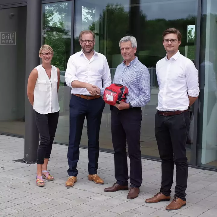 Griffwerk hands over defibrillator as donation to VFB Ulm sports club