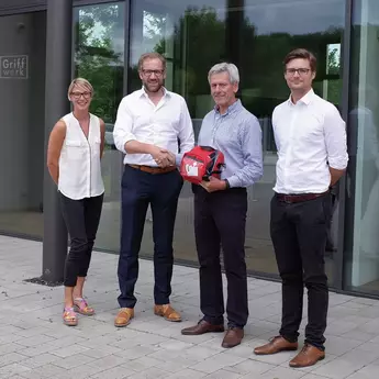 Griffwerk übergibt Defibrillator als Spende an Sportverein VFB Ulm