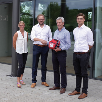 Griffwerk übergibt Defibrillator als Spende an Sportverein VFB Ulm