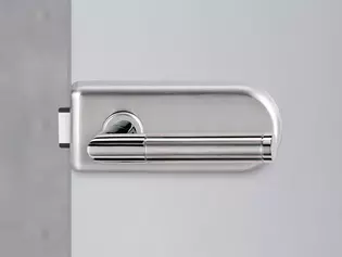 Illustration shows GRIFFWERK glass door lock Classico with door handle set Loredana and glass door Lines Four