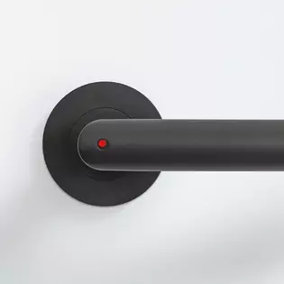 L'illustration montre la poignée de porte Lucia smart2lock de Griffwerk en Noir graphite vue de l'extérieur. Un point rouge sur la poignée de porte indique que la porte est verrouillée.