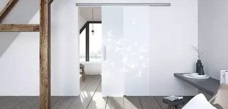 Wohnsituation zeigt die GRIFFWERK Glastür BIRDS & BIRD_LD_695 in der Ausführung Schiebetür ohne Bohrung - Einscheibensicherheitsglas PURE WHITE Laser / Siebdruck