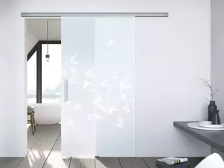 Living situation shows the GRIFFWERK Glass door BIRDS &amp; BIRD_LD_695 in the version Sliding door Without drill hole - toughened safety glass PURE WHITE Laser / screen printing