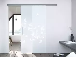 Wohnraum mit Glastür BIRDS & BIRD_LD_695, ESG white Laser/Siebdruck, Schiebetür ohne Bohrung Wohnsituation zeigt die GRIFFWERK Glastür BIRDS & BIRD_LD_695 in der Ausführung Schiebetür ohne Bohrung - Einscheibensicherheitsglas PURE WHITE Laser / Siebdruck