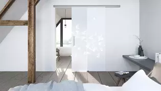 Wohnsituation zeigt die GRIFFWERK Glastür BIRDS & BIRD_LD_695 in der Ausführung Schiebetür ohne Bohrung - Einscheibensicherheitsglas PURE WHITE Laser / Siebdruck