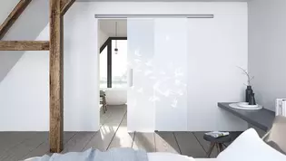 Wohnraum mit Glastür BIRDS & BIRD_LD_695, ESG white Laser/Siebdruck, Schiebetür ohne Bohrung Wohnsituation zeigt die GRIFFWERK Glastür BIRDS & BIRD_LD_695 in der Ausführung Schiebetür ohne Bohrung - Einscheibensicherheitsglas PURE WHITE Laser / Siebdruck