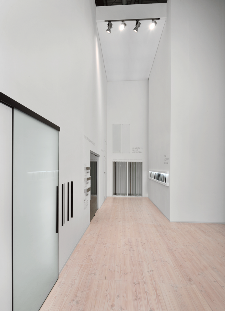 The rear theme space at the trade fair stand at BAU 2017 has been opened up and enlarged: Generous, light white surfaces structured the areas sliding door systems, glass door fittings, glass doors portfolio.