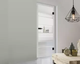 L'illustration montre une pièce à vivre avec une porte en verre.