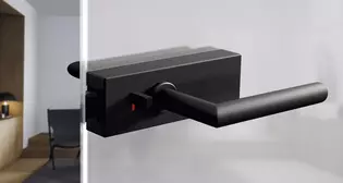 Wohnraumbild Griffwerk Türgriff Puristo S, smart2lock, graphitschwarz Die Abbildung zeigt den Griffwerk Türgriff Puristo S mit smart2lock in graphitschwarz in einem Wohnraum..