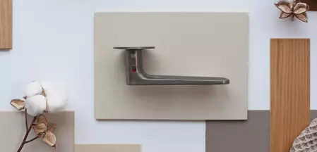 The AVUS Piatta S door handle in cashmere gray with innovative smart2lock technology.