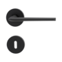 Freigestelltes Produktbild im idealen Blickwinkel fotografiert zeigt die GRIFFWERK Rosettengarnitur REMOTE in der Ausführung Buntbart - Graphitschwarz - Schraubtechnik