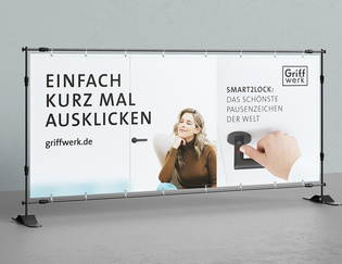Die großformatige Werbebotschaft im Außenbereich - ein Zaunbanner. Auf diesem Zaunbanner wird die smart2lock Me-Time Kampagne von Griffwerk beworben.