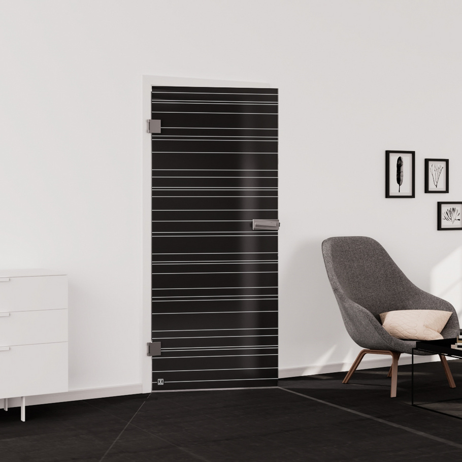 Wohnsituation zeigt die Glastür aus Einscheibensicherheitsglas (ESG) Laserdekor JETTE LINES 814 in der Ausführung mattiert MOON GREY Bohrung Studio/Office Drehtür DIN L