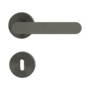 Freigestelltes Produktbild im idealen Blickwinkel fotografiert zeigt die GRIFFWERK Rosettengarnitur AVUS in der Ausführung Buntbart - Kaschmirgrau - Schraubtechnik