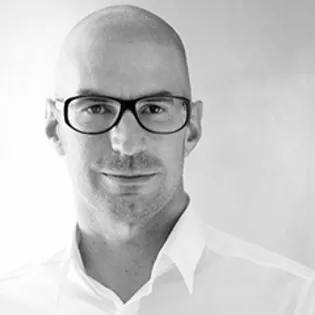 Hannes Bäuerle Hannes Bäuerle sieht Holz als archaisches Konstruktionsmaterial, welches zu Recht eine dynamische Renaissance erlebt