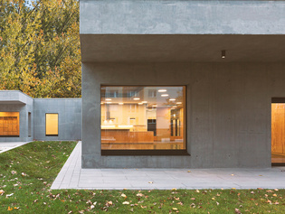 Die Abbildung zeigt die Vordächer der Betonoase Lichtenberg, die einen Übergang vom Innen zum Außen schaffen.