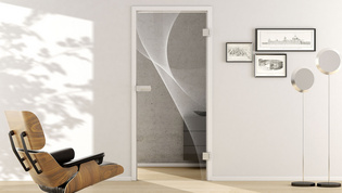 Wohnraum mit Glastür 3D_LD_623, ESG white Laser einseitig, Studio/Office Wohnsituation mit zeigt die GRIFFWERK Glastür 3D_LD_623 in der Ausführung DIN rechts - Drehtür Bohrung Studio/Office - Einscheibensicherheitsglas PURE WHITE Laser einseitig