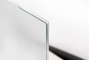 Puede ver un primer plano de un borde del cristal transparente.