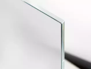 Griffwerk Klarglas Zu sehen ist eine Nahaufnahme einer Kante vom Klarglas.