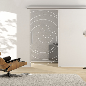 Ambientebild in Wohnraumsituation illustriert die Griffwerk Glasschiebetür DECO 585 in der Ausführung ESG PURE WHITE klar
