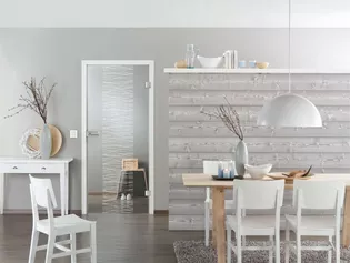Illustration d'une porte en verre avec ferrure de porte en verre Classico L'illustration montre une salle à manger avec porte en verre et ferrure de porte en verre Classico assortie en Acier inox mat.