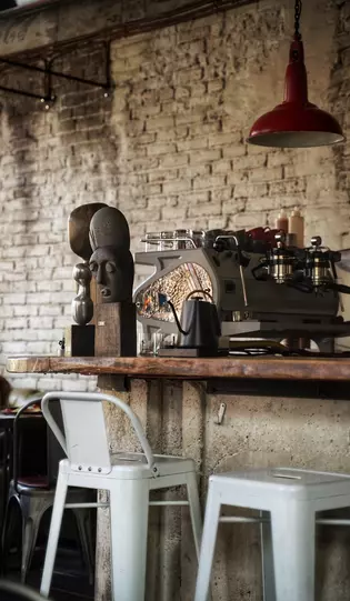 La ilustración muestra una habitación de Estilo industrial con paredes de ladrillo sin enlucir, Materiales auténticos como Madera natural pero sobre todo Metal y Acero.