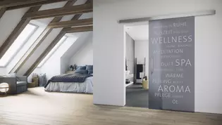 La situación individual de la vivienda muestra la Puerta corredera de cristal GRIFFWERK decoración láser 669 sin taladros - cristal de seguridad templado LUNA GRIS LUNA láser / serigrafía con el Sistema de puertas correderas PLANEO de GRIFFWERK