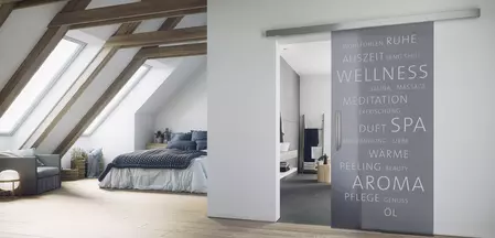 L'habitat individuel montre la porte coulissante en verre GRIFFWERK décor laser 669 sans perçage - verre de sécurité trempé MOON GREY laser / sérigraphie avec le système de portes coulissantes en verre GRIFFWERK PLANEO