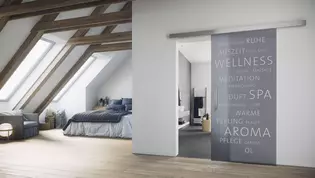 Individueller Wohnraum mit Glasschiebetür TYPO_LD_669 und Schiebetürsystem PLANEO Individuelle Wohnsituation zeigt die GRIFFWERK Glasschiebetür Laserdekor 669 ohne Bohrungen - Einscheibensicherheitsglas MOON GREY Laser / Siebdruck mit der GRIFFWERK Schiebetürsystem PLANEO