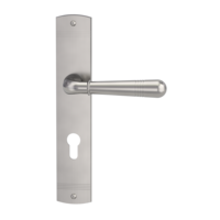 The image shows the Griffwerk door handle set FABIO in the version with long plate freeform euro profile deco screw velvety grey