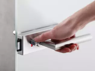 1-hand operation Puristo S glass fitting The closing mechanism of Puristo S is comfortable in the thumb range and works by 1-hand operation.