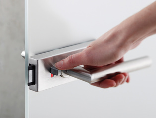 1-Hand-Bedienung Puristo S Schlosskasten Die Schließmechanik von Puristo S liegt bequem in Daumenreichweite und kann per 1-Hand-Bedienung betätigt werden.