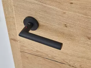 The picture shows a Griffwerk Lucia smart2lock door handle in graphite black.