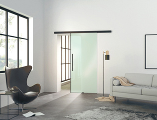 Die Abbildung zeigt ein modernes Wohnzimmer mit der Planeo Air Glasschiebetür von Griffwerk an einer Wand.