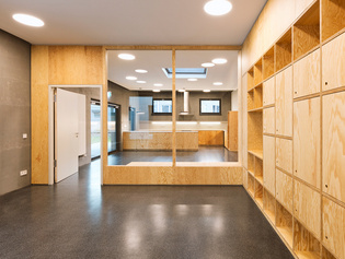The picture shows the interior of the concrete oasis Lichtenberg. The interior walls and fittings were made of transparent glass and natural wood.