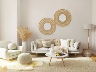 La imagen muestra un salón con mobiliario de estilo boho.