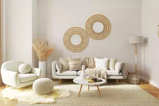 La imagen muestra un salón con mobiliario de estilo boho.