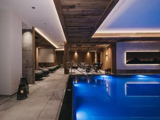 L'image montre l'espace bien-être avec piscine et possibilités de s'allonger. A nouveau aménagé dans un Style rustique confortable. 
