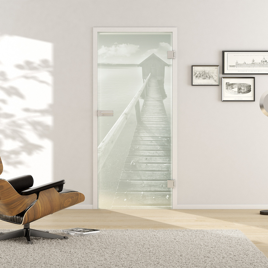 Ambientebild in Wohnraumsituation illustriert die Griffwerk Glasdrehtür PHOTO 678 in der Ausführung ESG BASIC GREEN matt