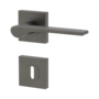 Freigestelltes Produktbild im nach links gedrehten Blickwinkel fotografiert zeigt die GRIFFWERK Rosettengarnitur eckig LEAF LIGHT in der Ausführung Buntbart - Kaschmirgrau - Schraubtechnik