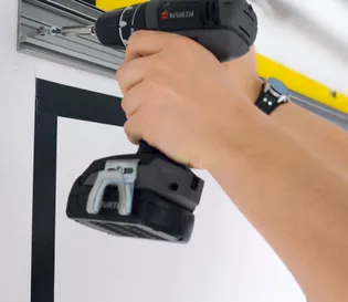 Illustration de l'étape de montage 1 L'illustration montre la 1ère étape de montage pour une porte en verre.