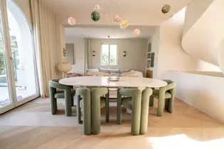 Table Maison Journelles L'image montre la salle à manger de la Maison Journelles