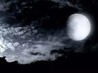 La ilustración muestra la luna y las nubes a la luz de la luna