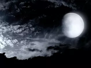 Luz de luna La ilustración muestra la luna y las nubes a la luz de la luna